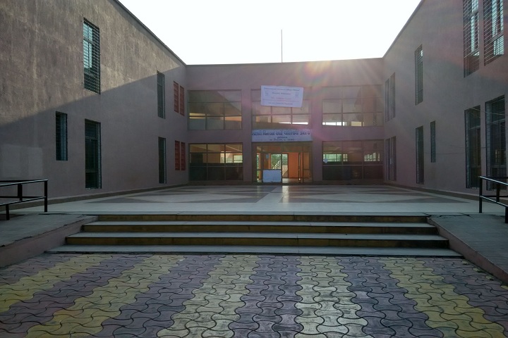https://cache.careers360.mobi/media/colleges/social-media/media-gallery/27654/2020/2/11/Campus1 view of Government Arts and Commerce College Bhilad_Campus-view.jpg